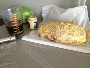 Pulled Pork vom Gas Griller marinieren