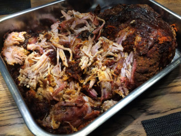 Pulled Pork vom Gasgrill serviert