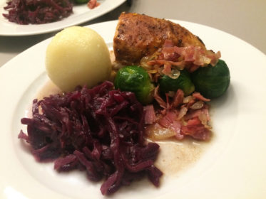 Truthahn mit Rotkraut und Kohlsprossen mit Speck